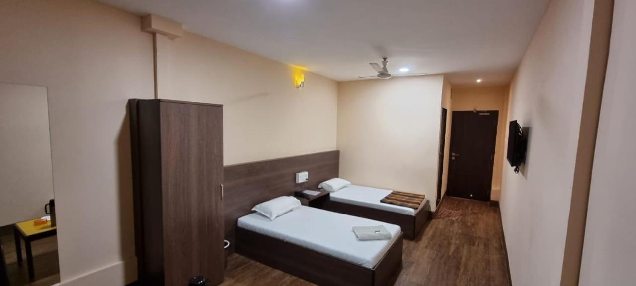 Hotel Flamingo Gandhidham Exterior photo