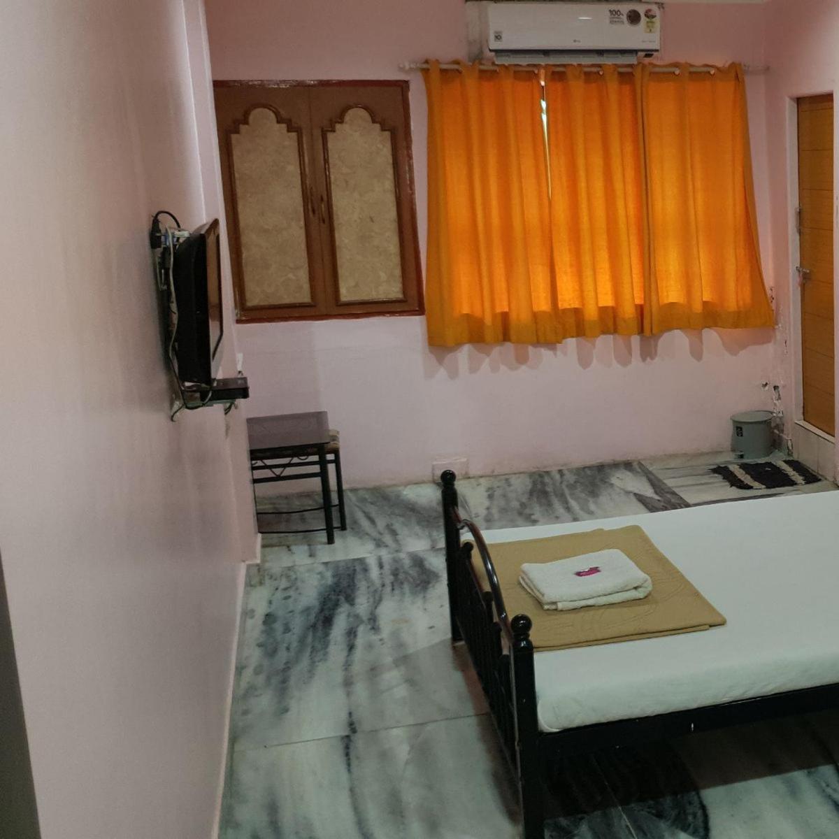 Hotel Flamingo Gandhidham Exterior photo